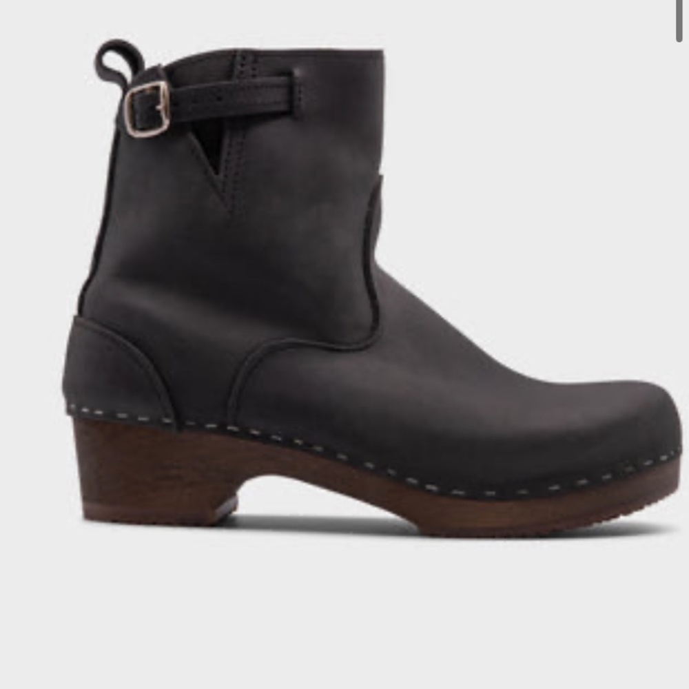 Sandgrens Manhattan clog boot in blue nubuck